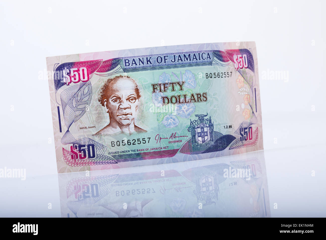 Billet de 50 dollars jamaïcains, réflexion, fond blanc, Banque D'Images