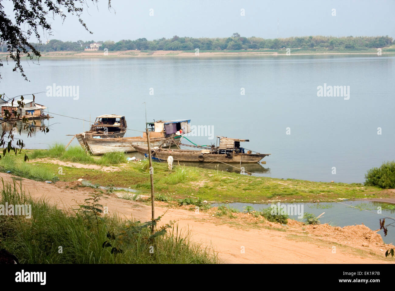 Bateaux en bois sont amarrés le long des rives du Mékong dans la région de Kampong Cham, au Cambodge. Banque D'Images