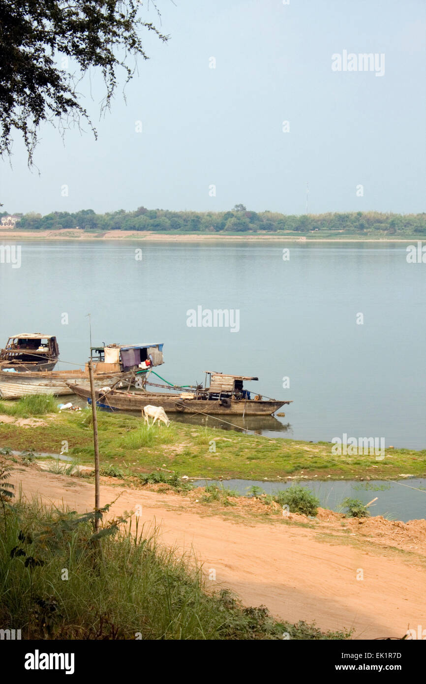 Bateaux en bois sont amarrés le long des rives du Mékong dans la région de Kampong Cham, au Cambodge. Banque D'Images