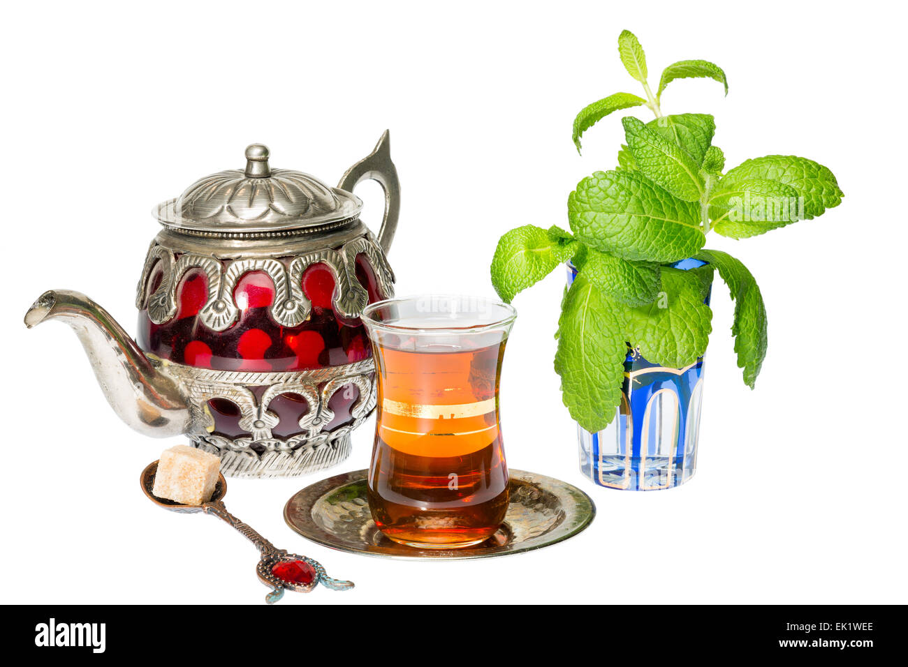 Thé à la menthe est une boisson rafraîchissante arabe traditionnelle Banque D'Images