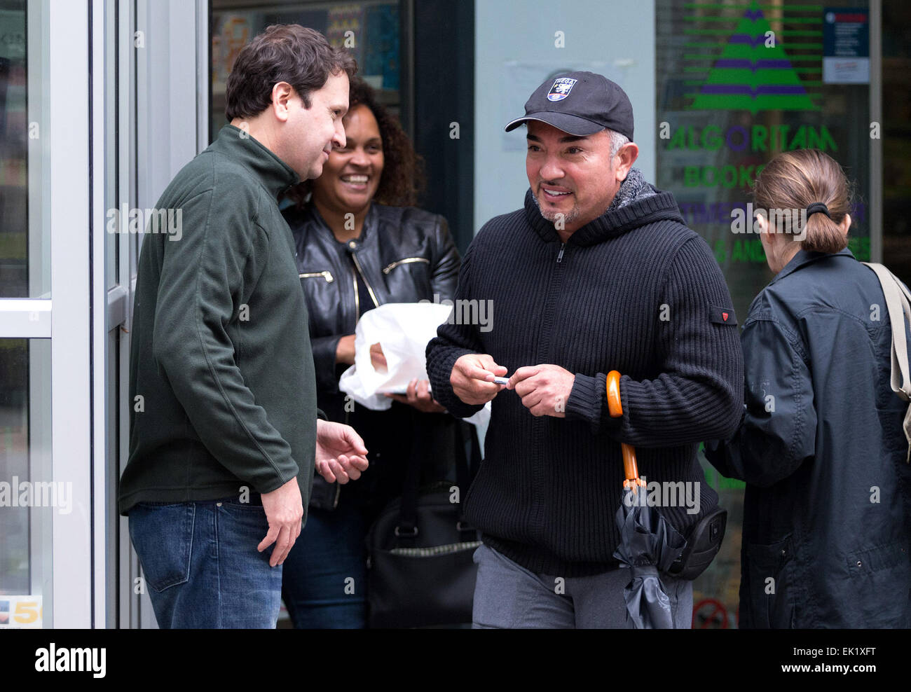 Entraîneur de chien Cesar Millan, star de l'émission de télé réalité 'Dog Whisperer avec Cesar Millan,' en vacances en Croatie avec un ami. Avec : Cesar Millan Où : Zagreb, Croatie Quand : 01 Oct 2014 Banque D'Images