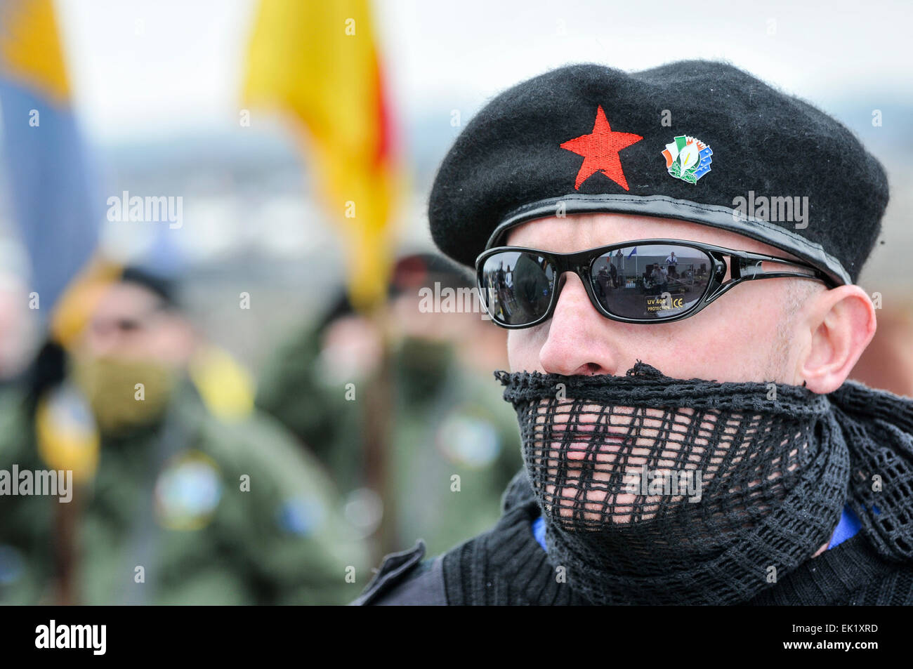 Belfast, en Irlande du Nord, Royaume-Uni. 5 avril, 2015. Un homme portant un uniforme paramilitaire noir, y compris des lunettes noires, écharpe et béret, dirige le parti de la couleur du parti socialiste républicain irlandais (étroitement affilié à l'Armée de libération nationale irlandaise interdits) Crédit : Stephen Barnes/Alamy Live News Banque D'Images