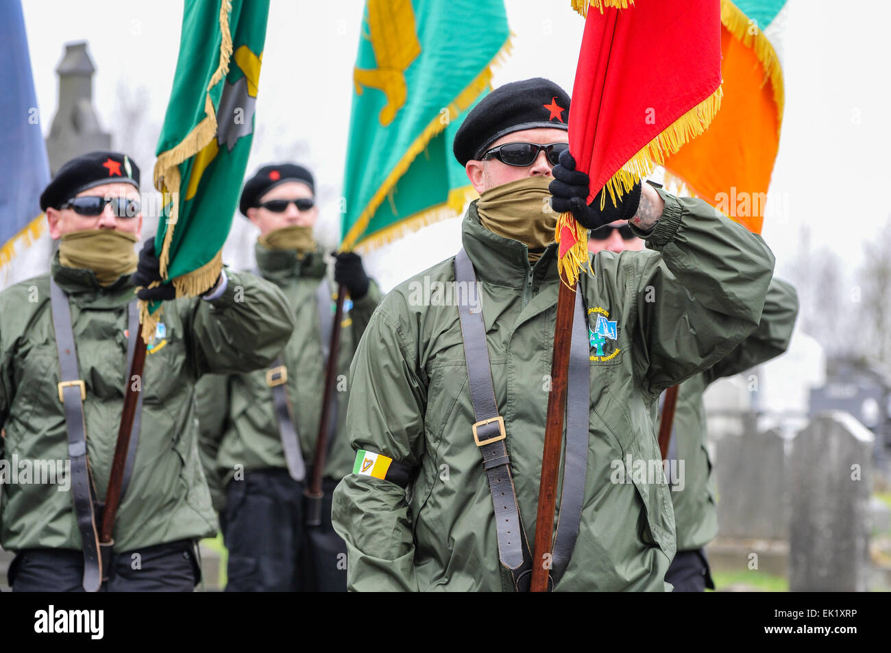 Belfast, en Irlande du Nord, Royaume-Uni. 5 avril, 2015. Les membres du parti de la couleur du parti socialiste républicain irlandais (étroitement affilié à l'Armée de libération nationale irlandaise interdits) portant des uniformes paramilitaires y compris les bérets rouges, des lunettes noires et masques Crédit : Stephen Barnes/Alamy Live News Banque D'Images