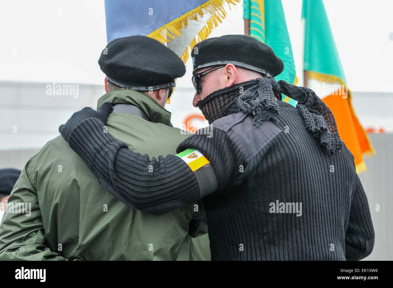 Belfast, en Irlande du Nord, Royaume-Uni. 5 avril, 2015. Un homme portant un uniforme paramilitaire noir, y compris des lunettes noires, écharpe et béret, parle à un membre de la partie couleur du parti socialiste républicain irlandais (étroitement affilié à l'Armée de libération nationale irlandaise interdits) Crédit : Stephen Barnes/Alamy Live News Banque D'Images