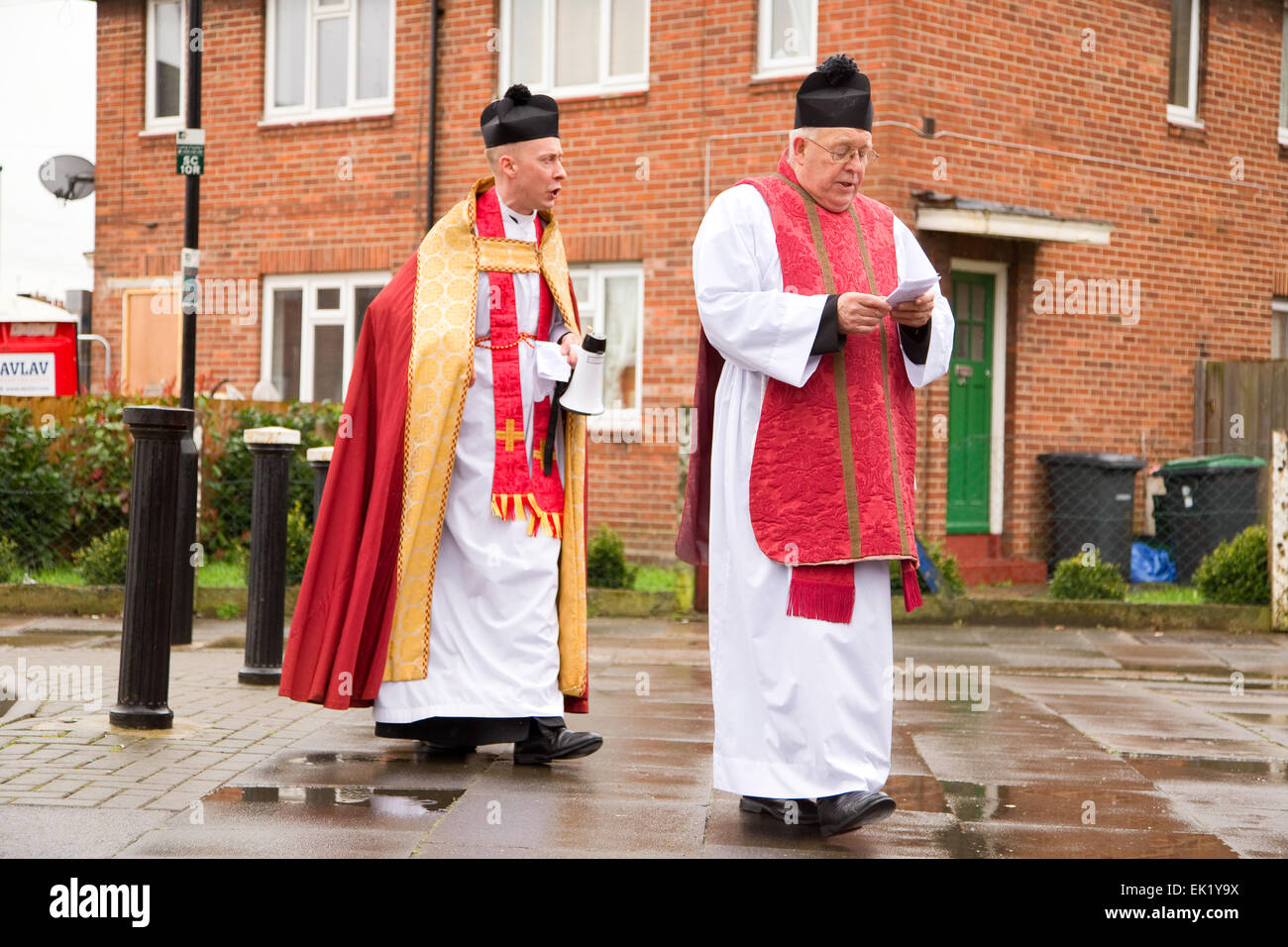 Londres - le 29 mars : les prêtres à une procession des rameaux sur le Mars 29th, 2015, à Londres, Angleterre, Royaume-Uni. Dimanche des Rameaux est un Banque D'Images