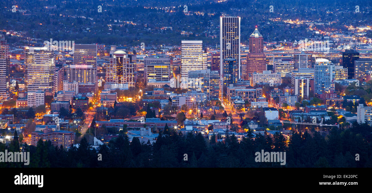Le centre-ville de Portland Oregon City Lights blue hour panorama. Banque D'Images
