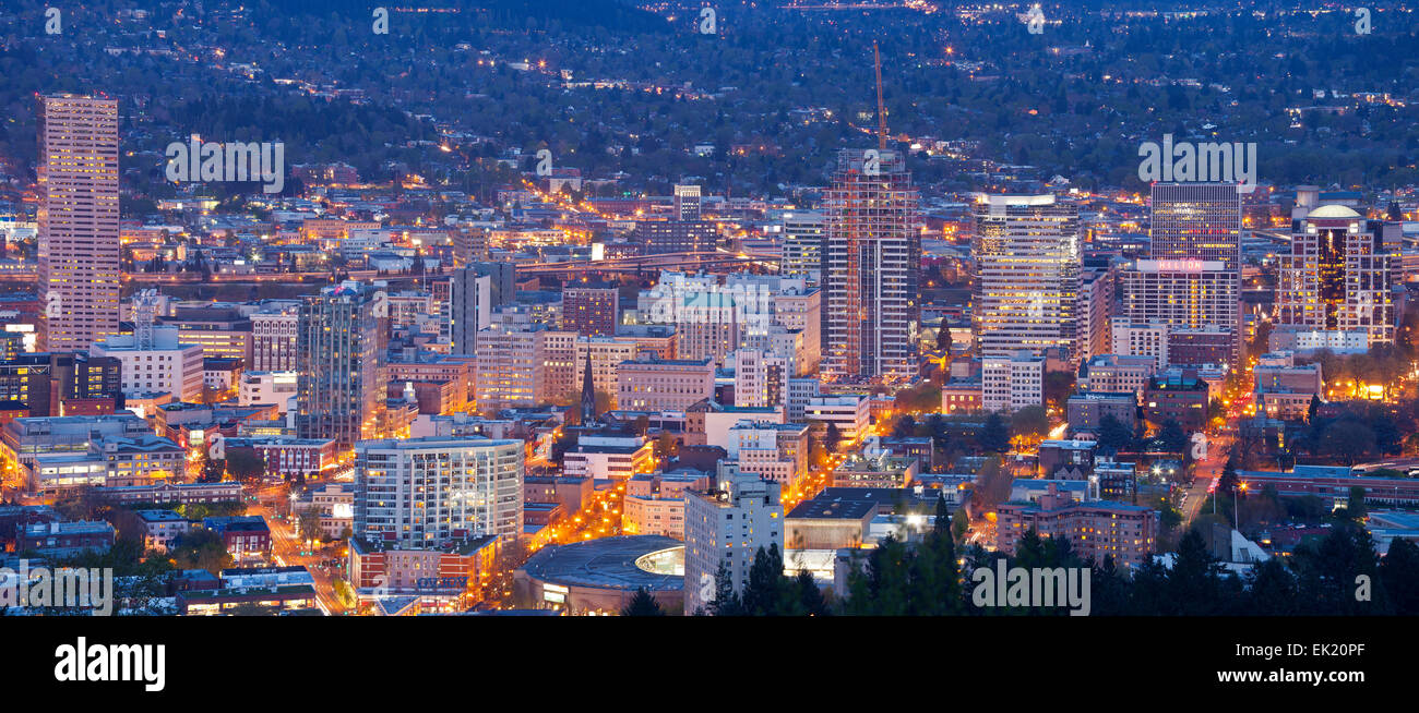 Le centre-ville de Portland Oregon City Lights blue hour panorama. Banque D'Images