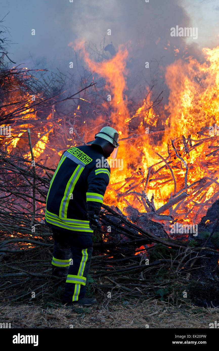 Fireman assistant à la veille de Pâques, feu de Neetze, Basse-Saxe, Allemagne Banque D'Images