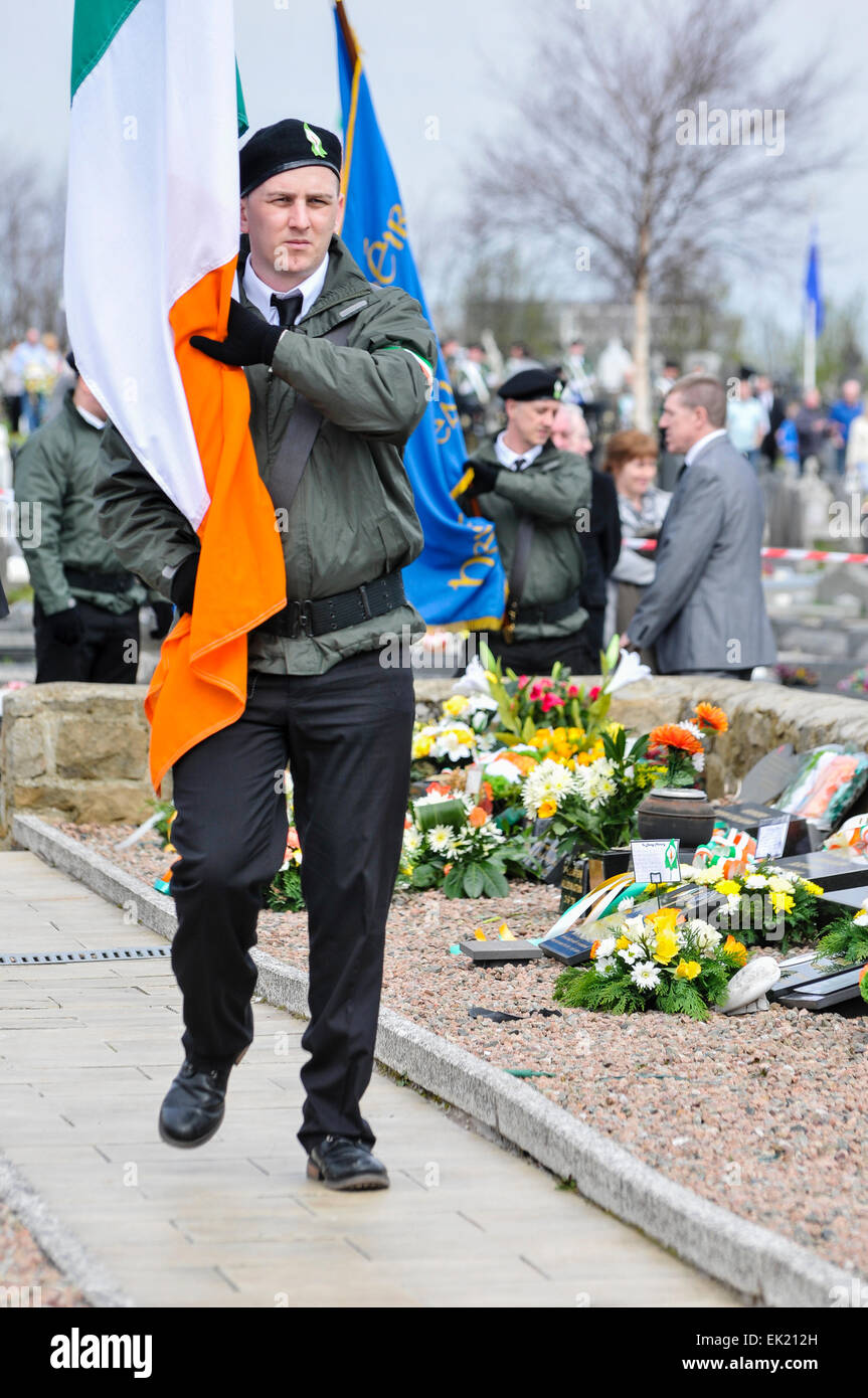 Belfast, en Irlande du Nord, Royaume-Uni. 5 avril, 2015. Le chef de la partie couleur arrive sur le terrain national républicain comme tombes Association et le Sinn Fein commémorer le 99e anniversaire de l'Insurrection de Pâques en Irlande, Belfast Crédit : Stephen Barnes/Alamy Live News Banque D'Images