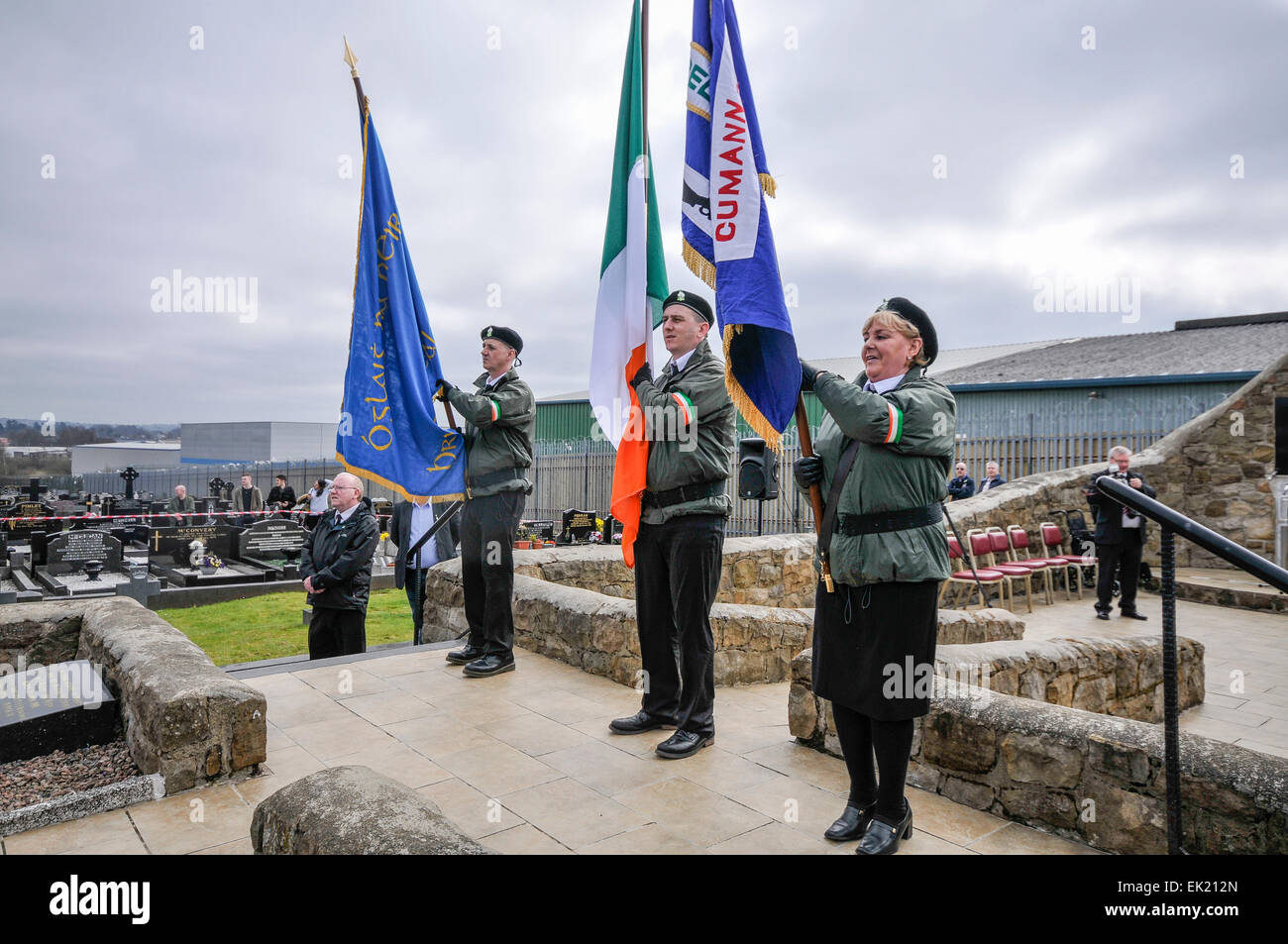 Belfast, en Irlande du Nord, Royaume-Uni. 5 avril, 2015. Parti couleur prennent position en tant que l'Association nationale de tombes et le Sinn Fein commémorer le 99e anniversaire de l'Insurrection de Pâques en Irlande, Belfast Crédit : Stephen Barnes/Alamy Live News Banque D'Images