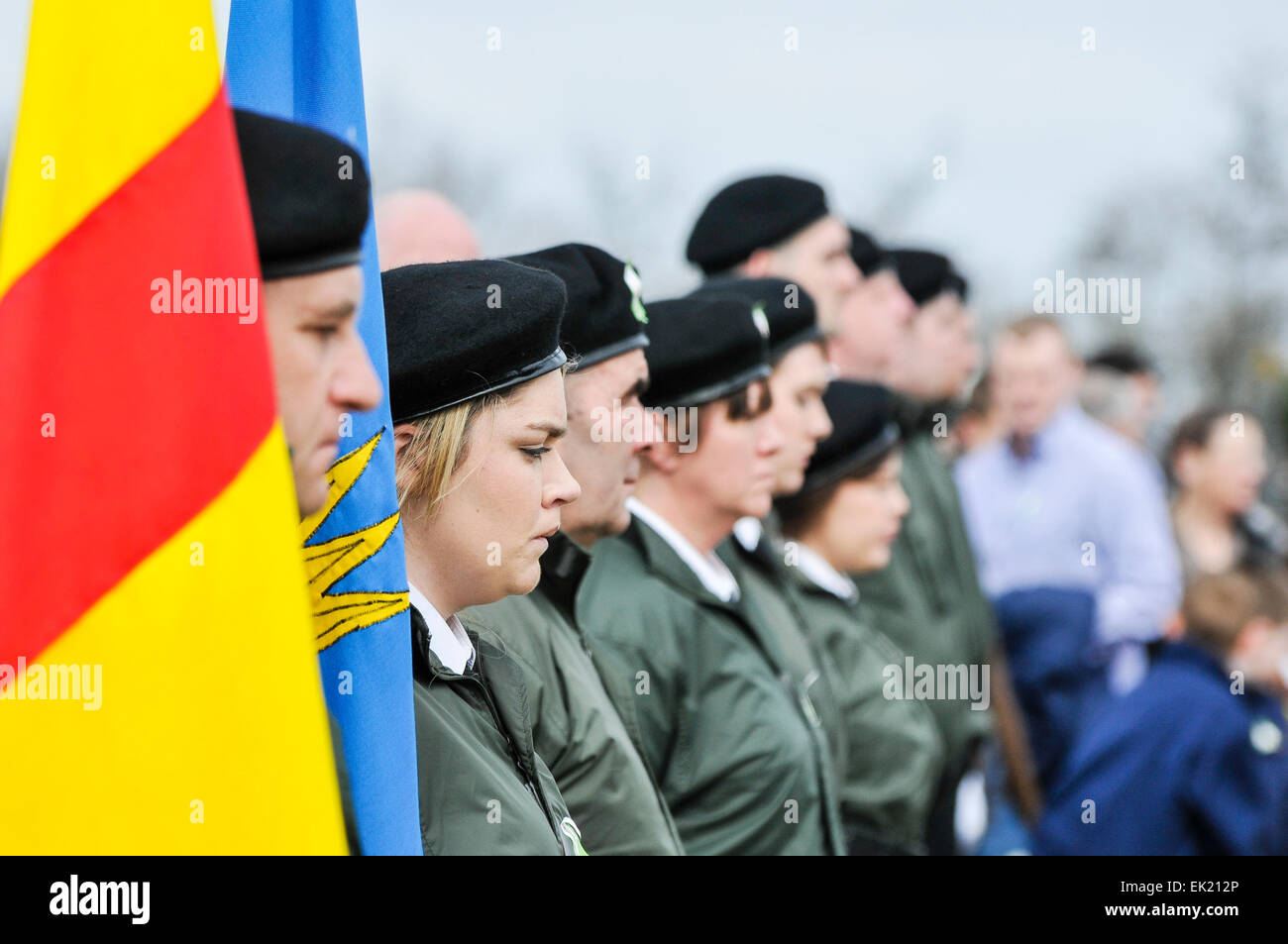 Belfast, en Irlande du Nord, Royaume-Uni. 5 avril, 2015. Gens portant des bérets rouges et des uniformes de style militaire sont des tombes National Association et le Sinn Fein commémorer le 99e anniversaire de l'Insurrection de Pâques en Irlande, Belfast Crédit : Stephen Barnes/Alamy Live News Banque D'Images