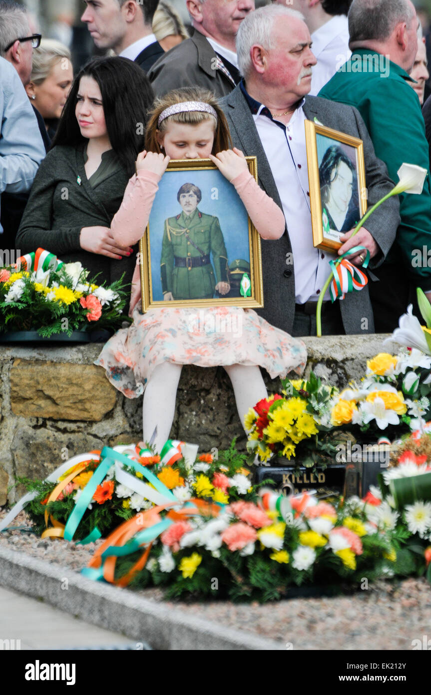 Belfast, en Irlande du Nord, Royaume-Uni. 5 avril, 2015. Une jeune fille est titulaire d'une photo d'un soldat irlandais, comme l'Association nationale de tombes et le Sinn Fein commémorer le 99e anniversaire de l'Insurrection de Pâques en Irlande, Belfast Crédit : Stephen Barnes/Alamy Live News Banque D'Images