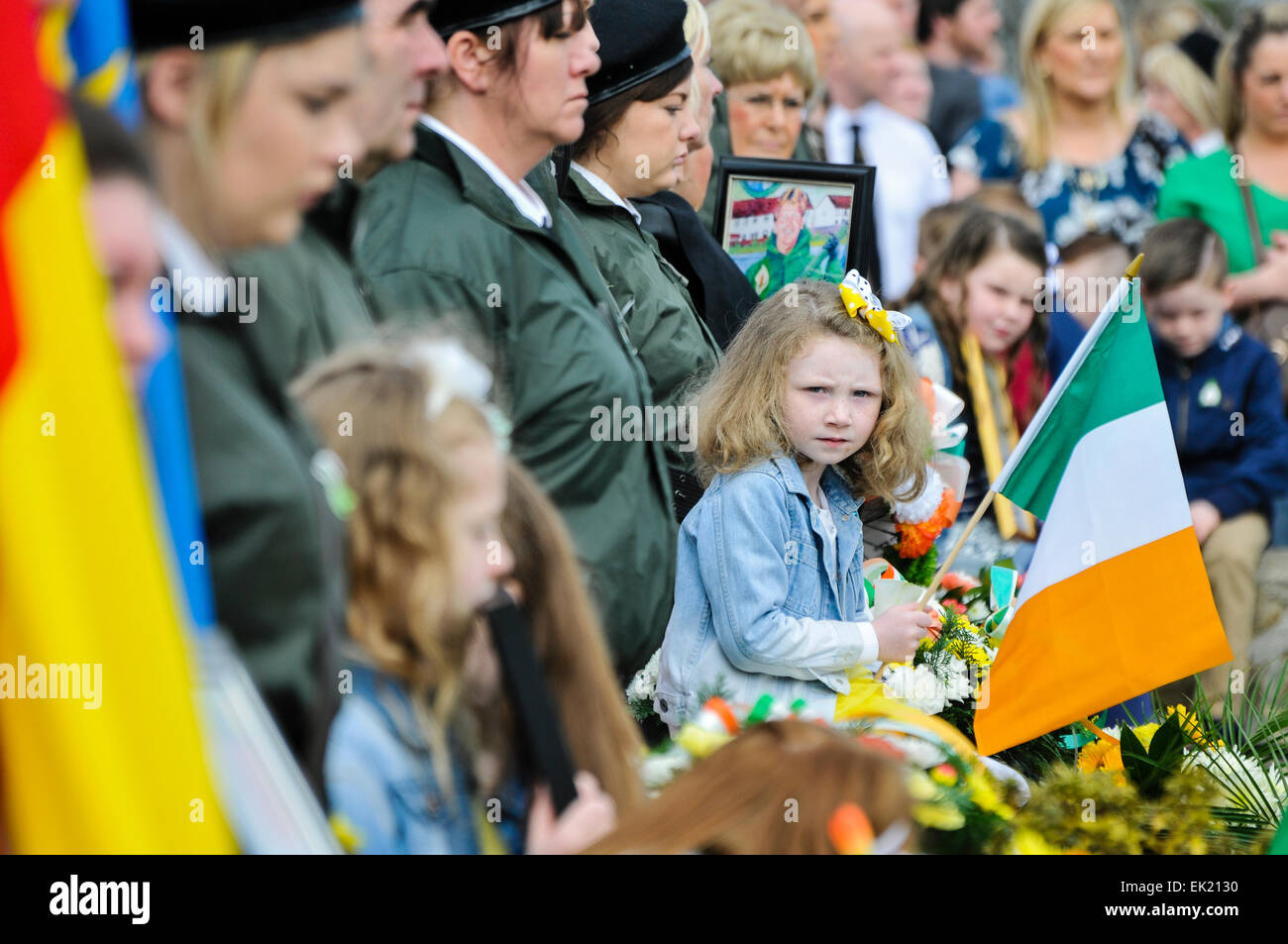 Belfast, en Irlande du Nord, Royaume-Uni. 5 avril, 2015. Une jeune fille est titulaire d'un drapeau tricolore comme la National Association des tombes et le Sinn Fein commémorer le 99e anniversaire de l'Insurrection de Pâques en Irlande, Belfast Crédit : Stephen Barnes/Alamy Live News Banque D'Images