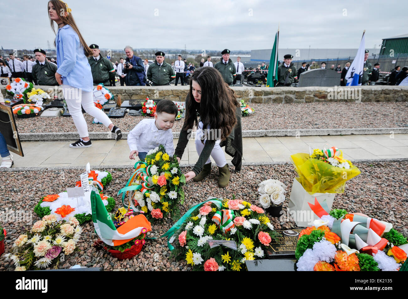 Belfast, en Irlande du Nord, Royaume-Uni. 5 avril, 2015. Un jeune garçon dépose une gerbe sur le terrain républicain IRA Crédit : Stephen Barnes/Alamy Live News Banque D'Images