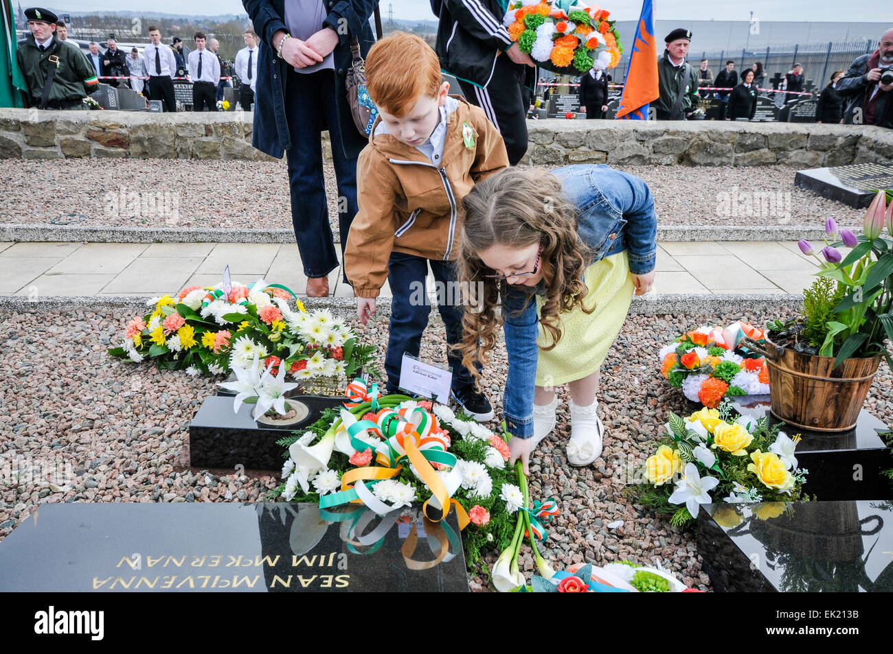 Belfast, en Irlande du Nord, Royaume-Uni. 5 avril, 2015. Les enfants de déposer une couronne et de lis de Pâques sur le terrain républicain IRA Crédit : Stephen Barnes/Alamy Live News Banque D'Images