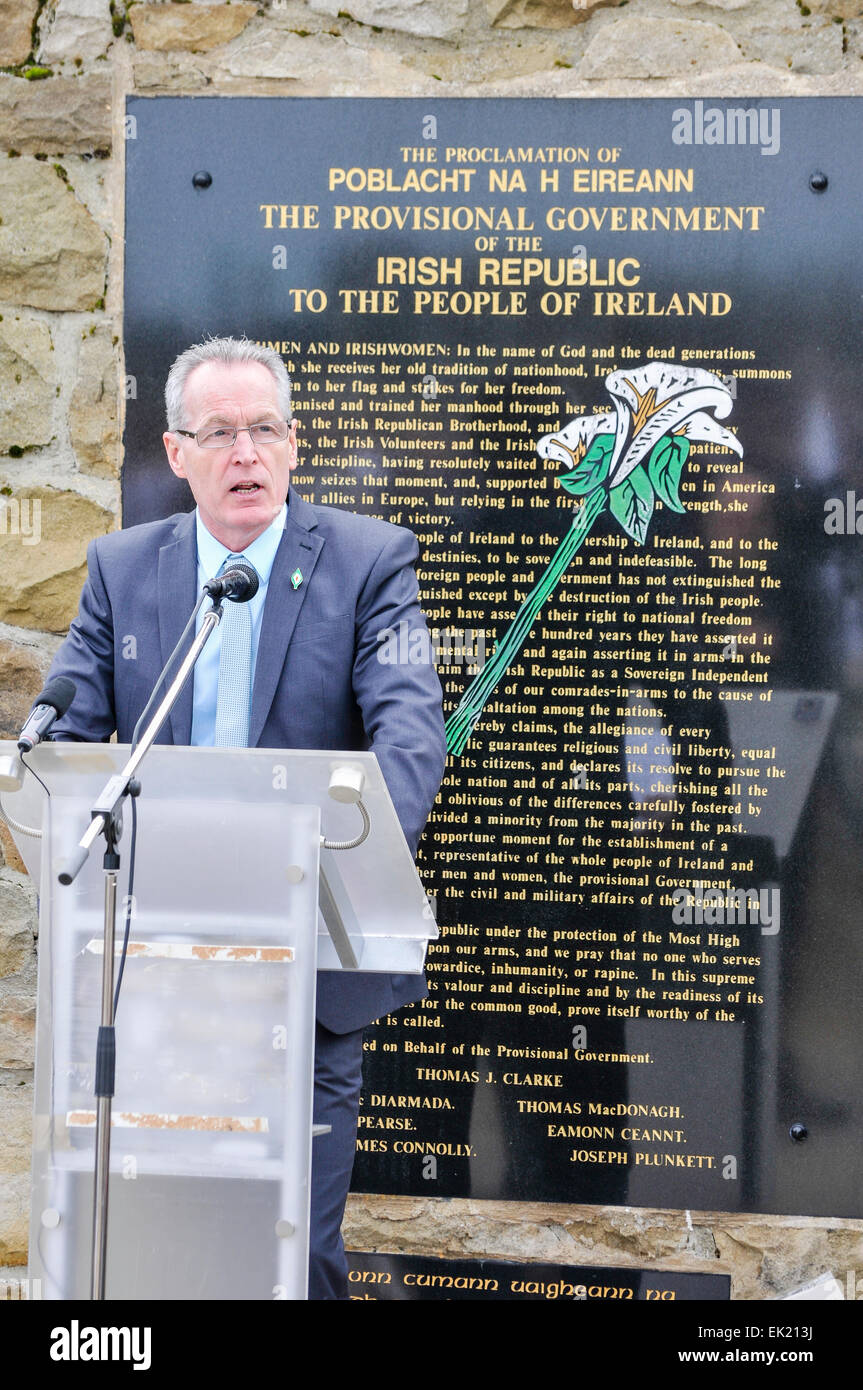 Belfast, en Irlande du Nord, Royaume-Uni. 5 avril, 2015. Gerry Kelly (Sinn Fein) donne le discours lors de la commémoration du 99e anniversaire de l'Insurrection de Pâques en Irlande, Belfast Crédit : Stephen Barnes/Alamy Live News Banque D'Images