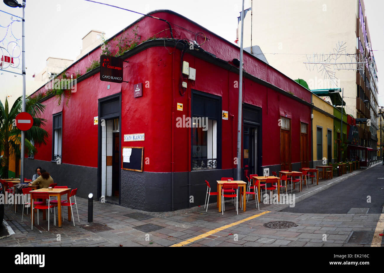 Café restaurant café trottoir avec parapluie Centre-ville centre de Santa Cruz de la Tenerife island iles canaries Espagne Banque D'Images
