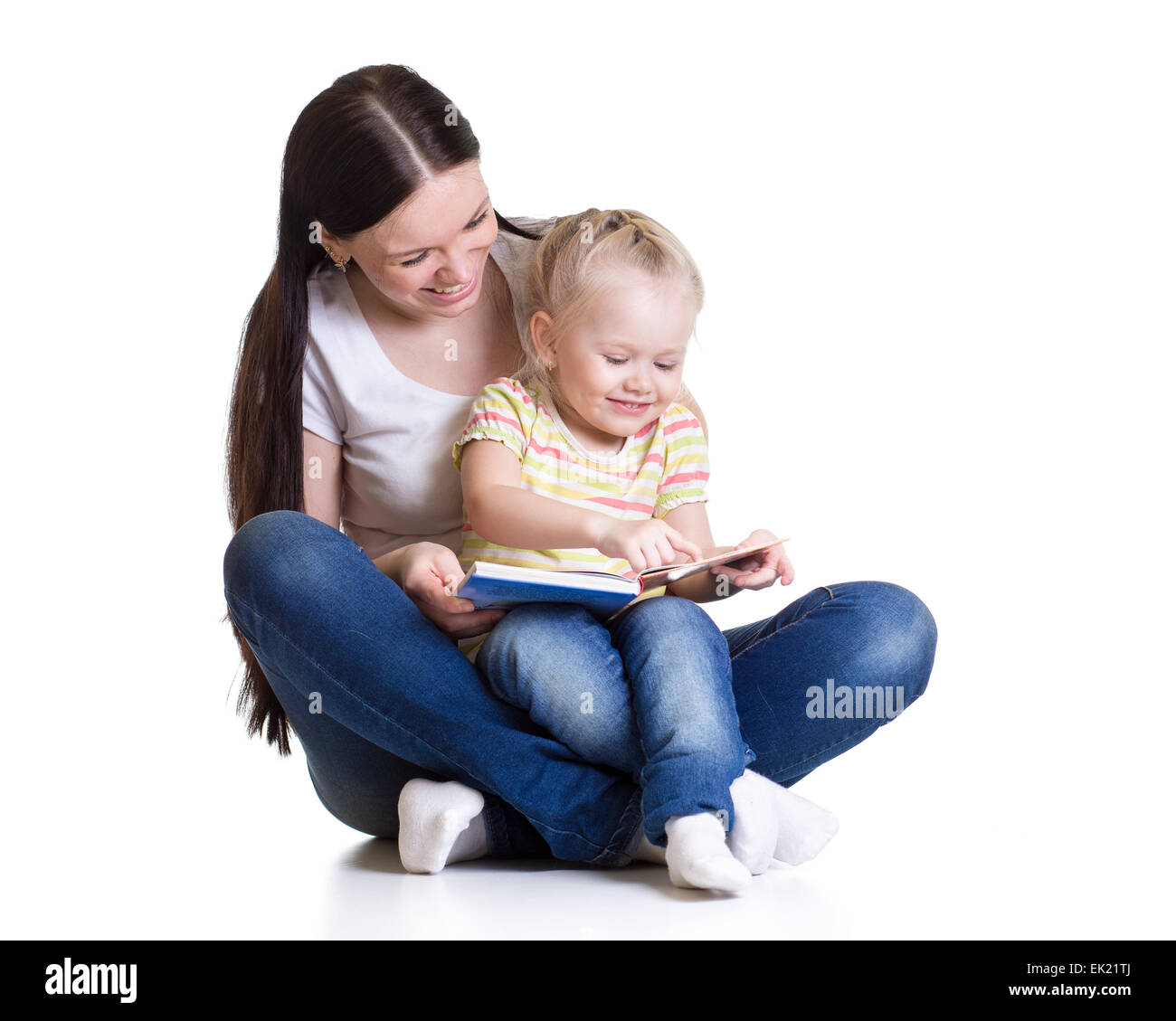 Heureuse Mère et enfant lire un livre ensemble Banque D'Images