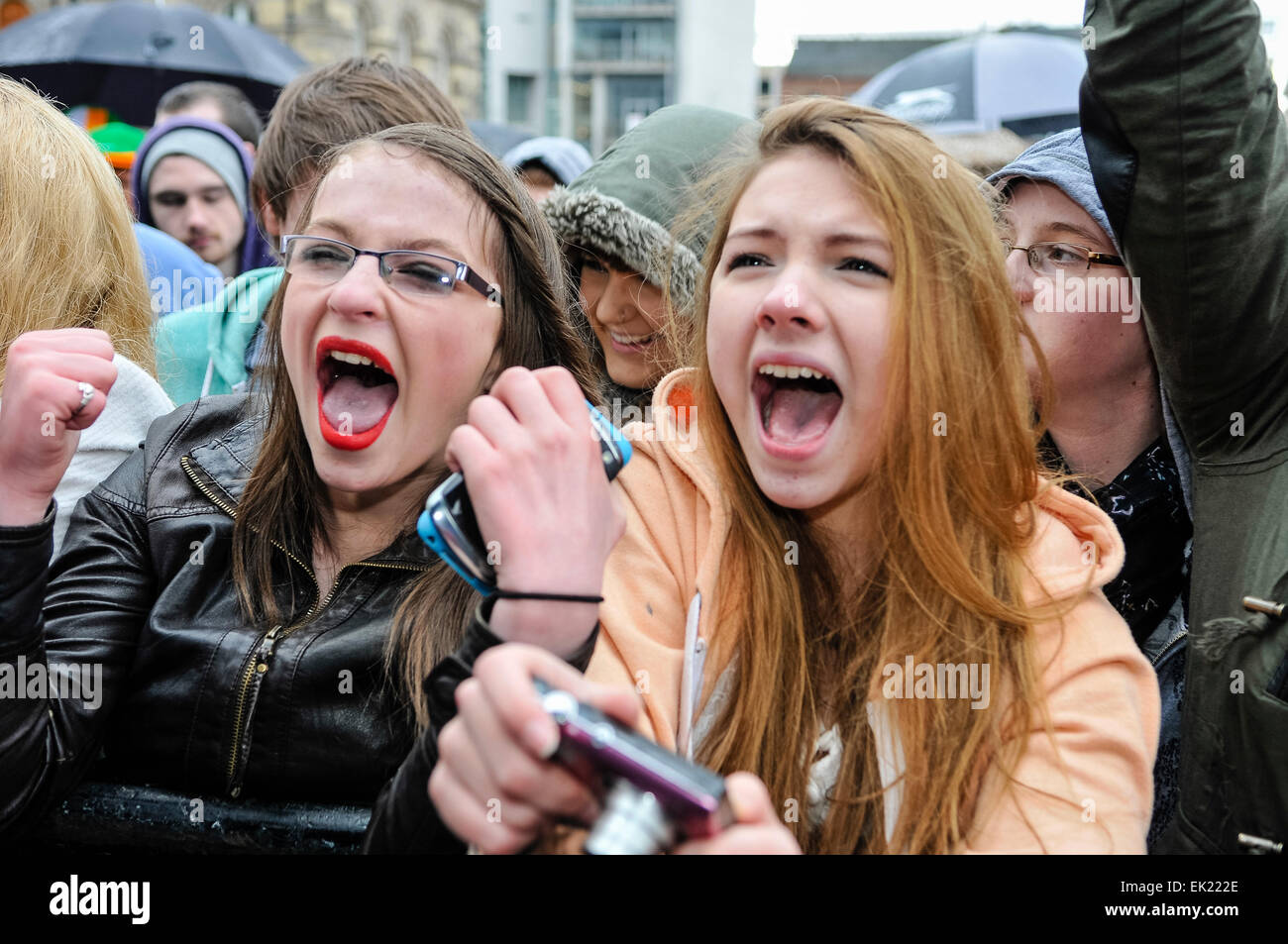 Deux adolescentes crier à un concert Banque D'Images
