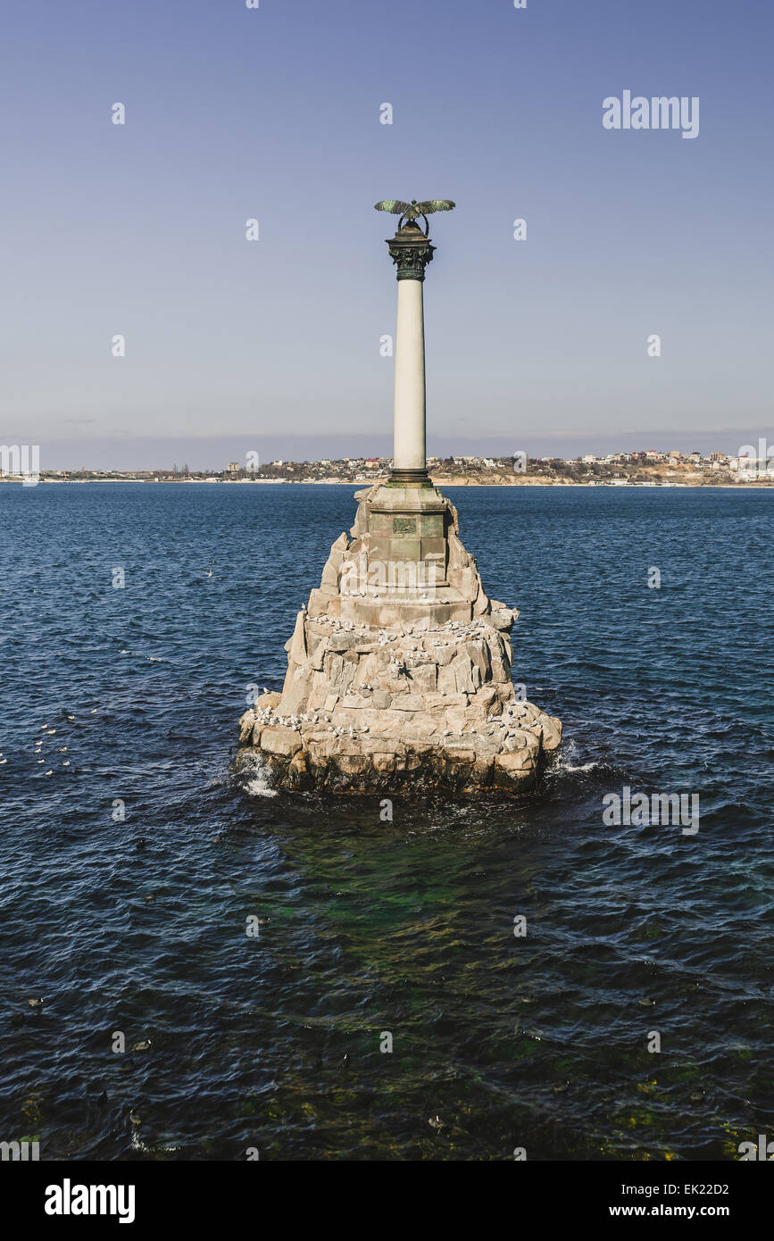Monument aux navires coulés dans l'après-midi sur un fond de ciel clair Banque D'Images