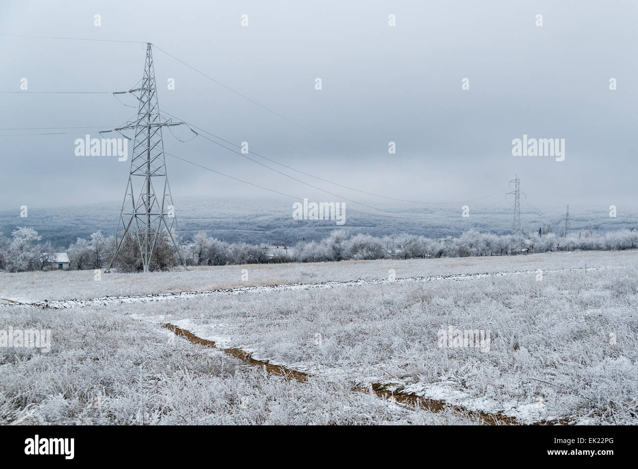 Poteau électrique, ligne à haute tension sur fond de paysage d'hiver Banque D'Images