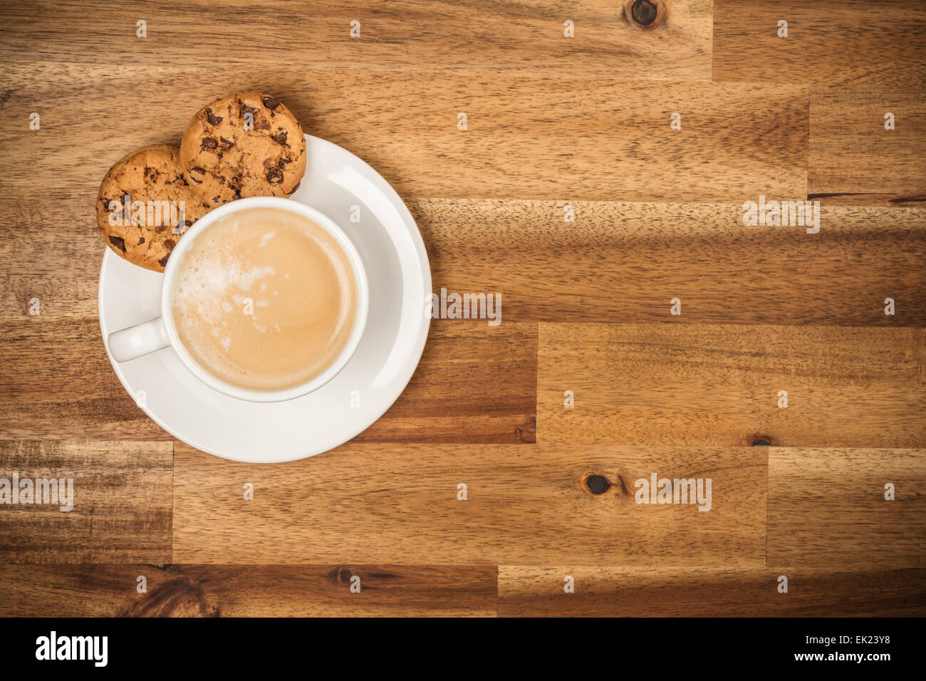 La tasse de café noir sur la table en bois Photo Stock - Alamy