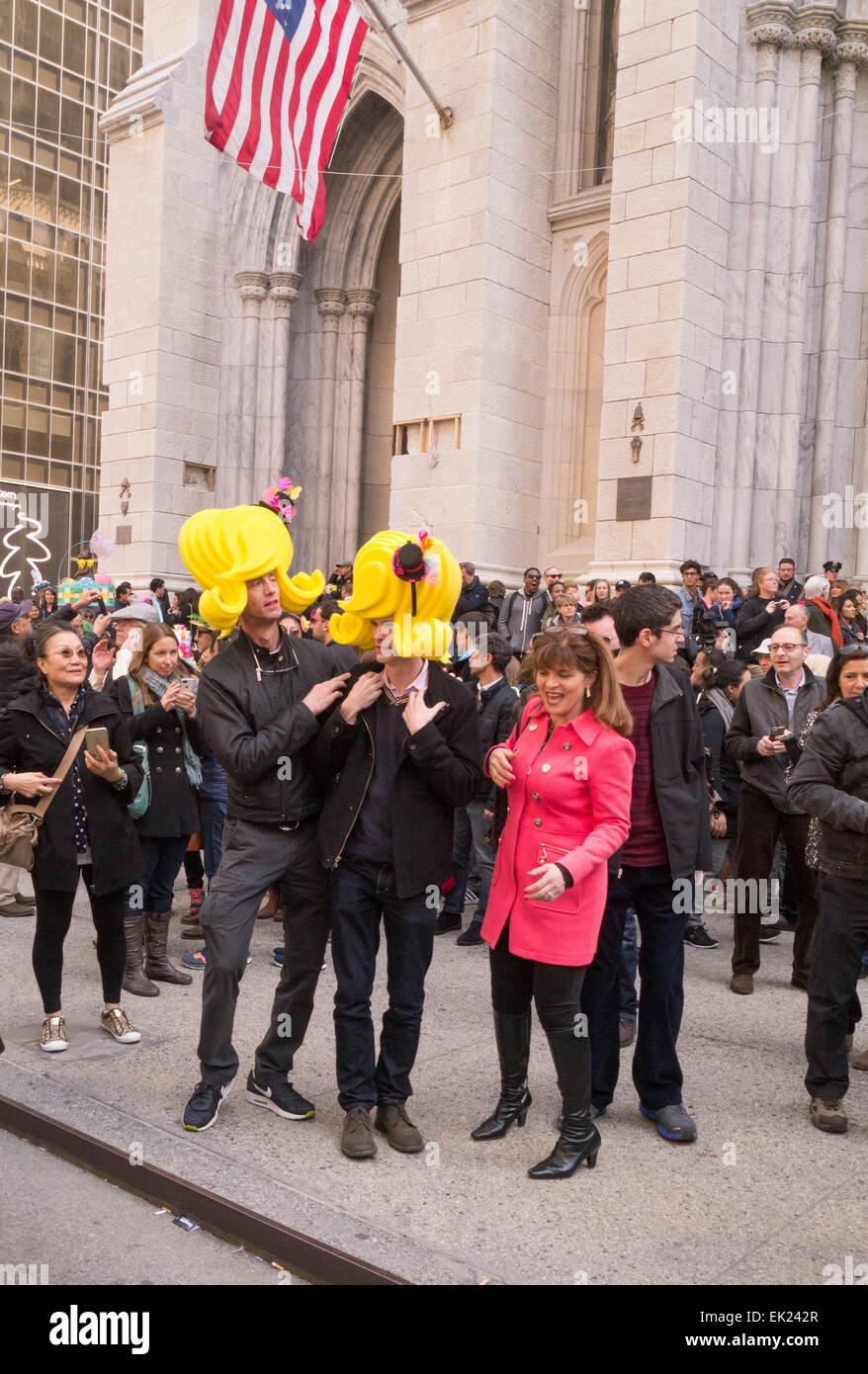 New York, USA. 5 avril, 2015. Les gens se rassemblent devant la Cathédrale St Patrick au cours de l'Easter Parade 2015 Credit : Donald bowers/Alamy Live News Banque D'Images