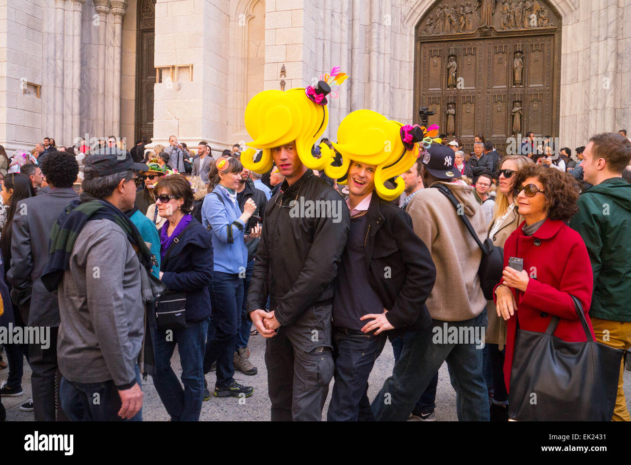 New York, USA. 5 avril, 2015. Deux hommes vêtus de jaune Easter Bonnet chapeaux posent devant la Cathédrale St Patrick au cours de l'Easter Parade 2015 Credit : Donald bowers/Alamy Live News Banque D'Images