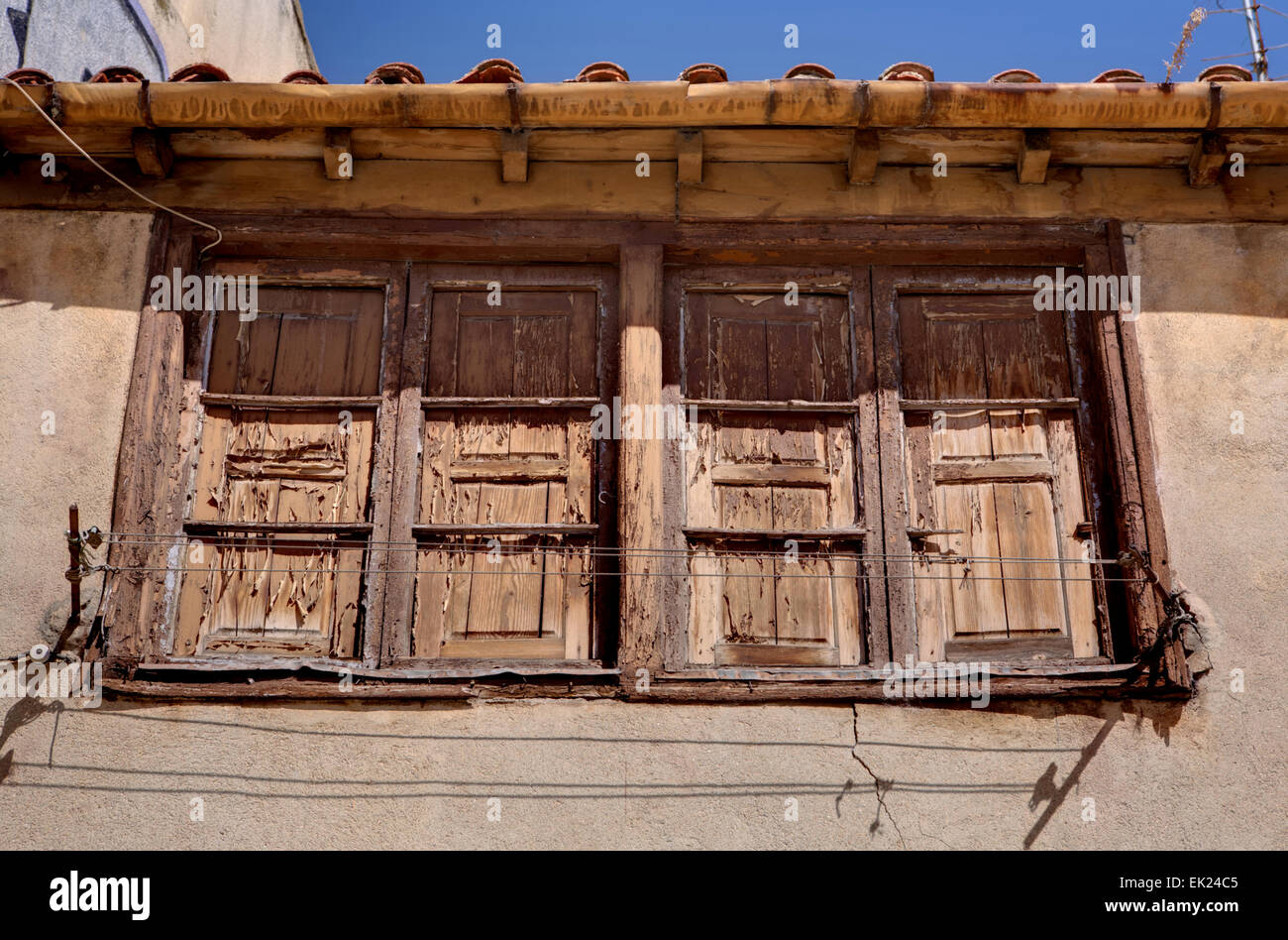 Fenêtre en bois ancien avec gouttière et sèche-linge Banque D'Images