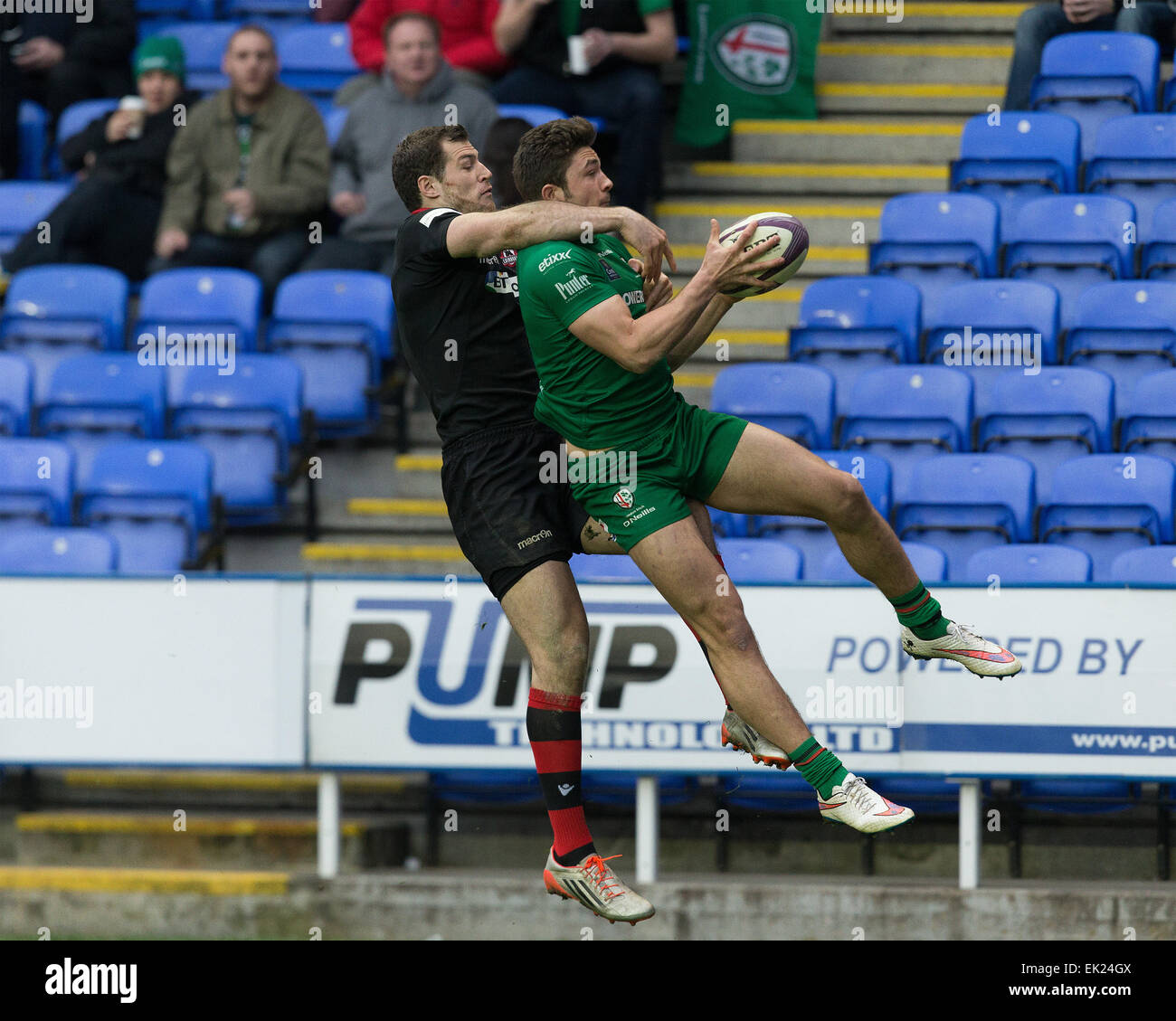 Reading, UK. Le 05 Avr, 2015. European Rugby Champions Cup Quart de finale. London Irish contre Edimbourg. Tim Visser s'attaque à Tom Fowlie. Credit : Action Plus Sport/Alamy Live News Banque D'Images