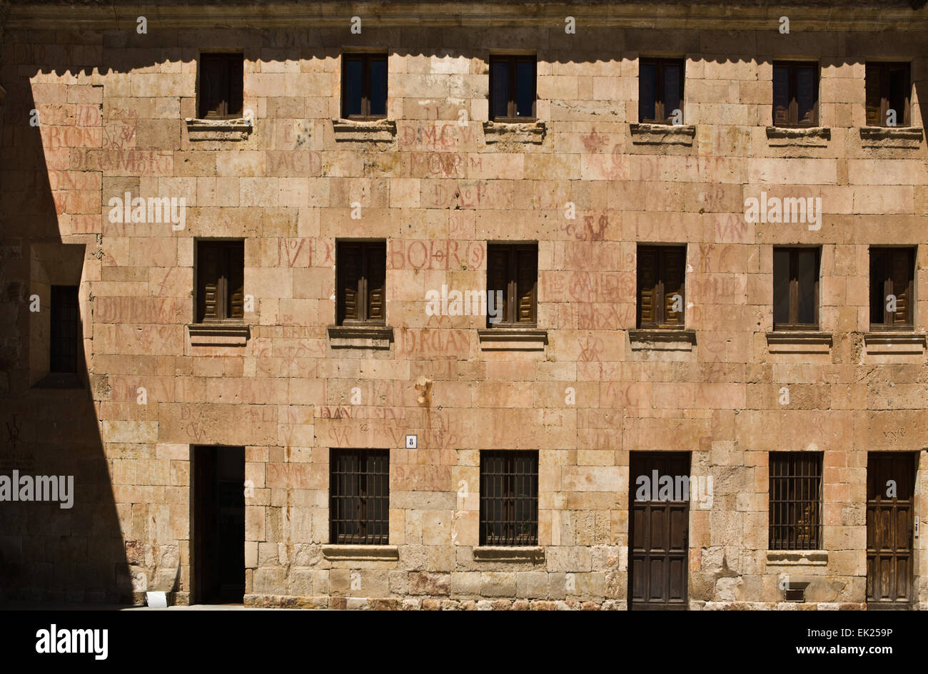 Mur de l'ancienne université de Salamanque plein de 'vítors'. Un vitor est un monogramme de la lettres peintes sur le mur de l'université Banque D'Images