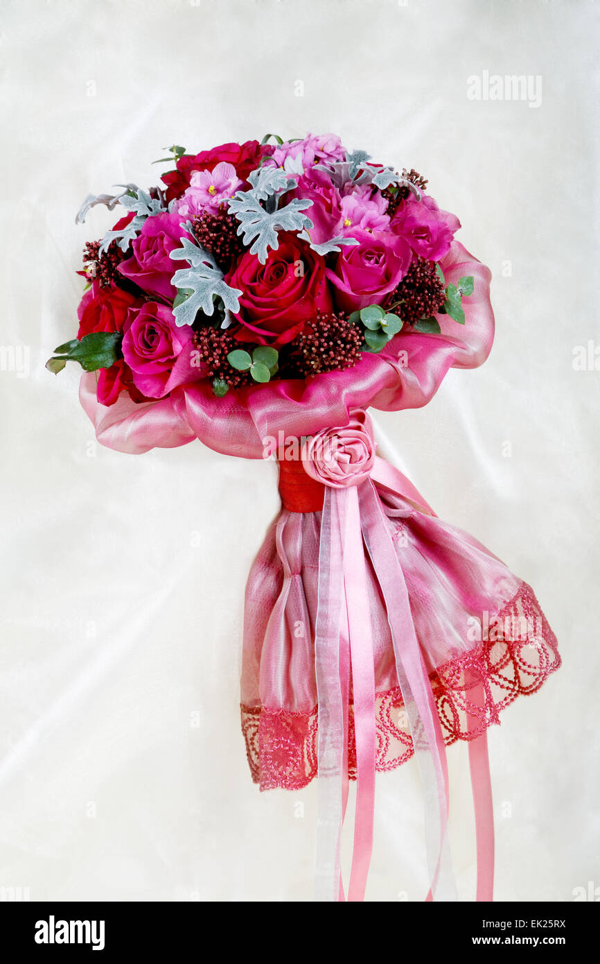 Bouquet de mariage pourpre sur un tissu brillant Banque D'Images