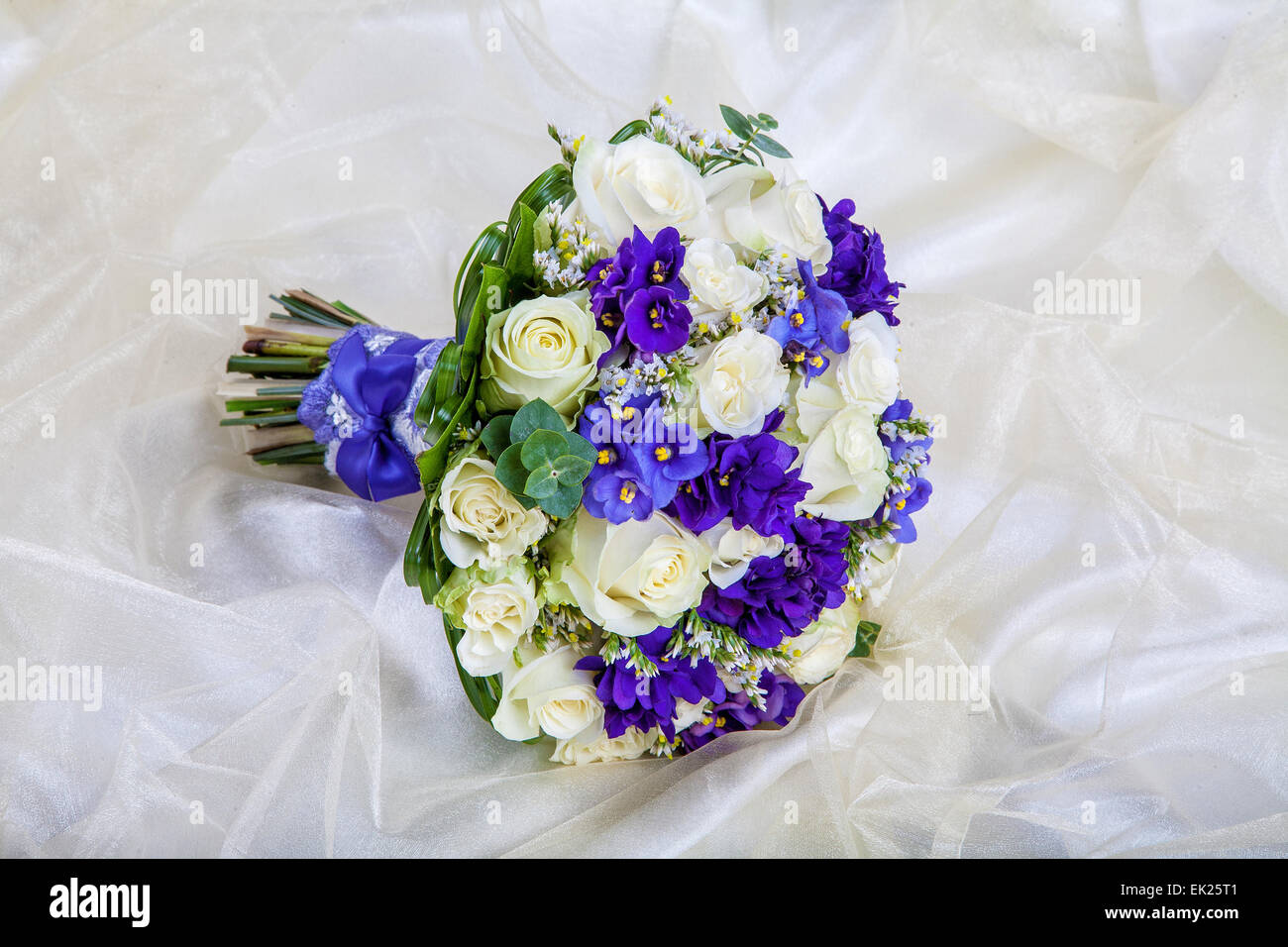 Mariage bouquet de la mariée contre un tissu blanc Banque D'Images