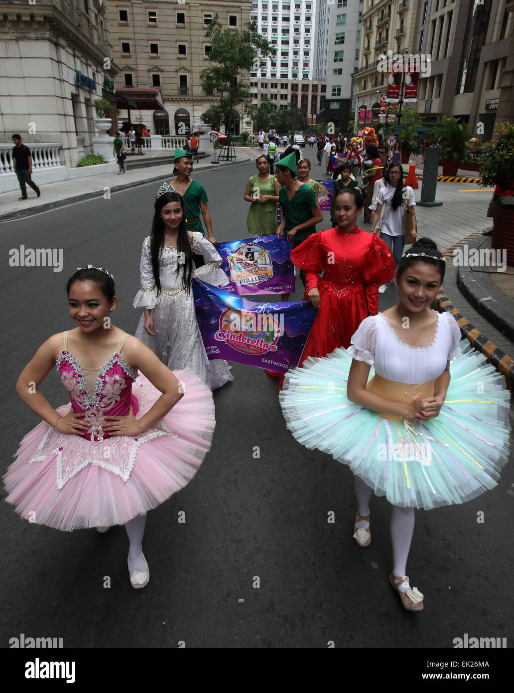 Quezon City, Philippines. 5ème apr 2015. Les gens participent à la parade de contes à Quezon City, aux Philippines, le 5 avril 2015. Le défilé de conte de fées comprend différents caractères dans la célébration de Pâques. © Rouelle Umali/Xinhua/Alamy Live News Banque D'Images