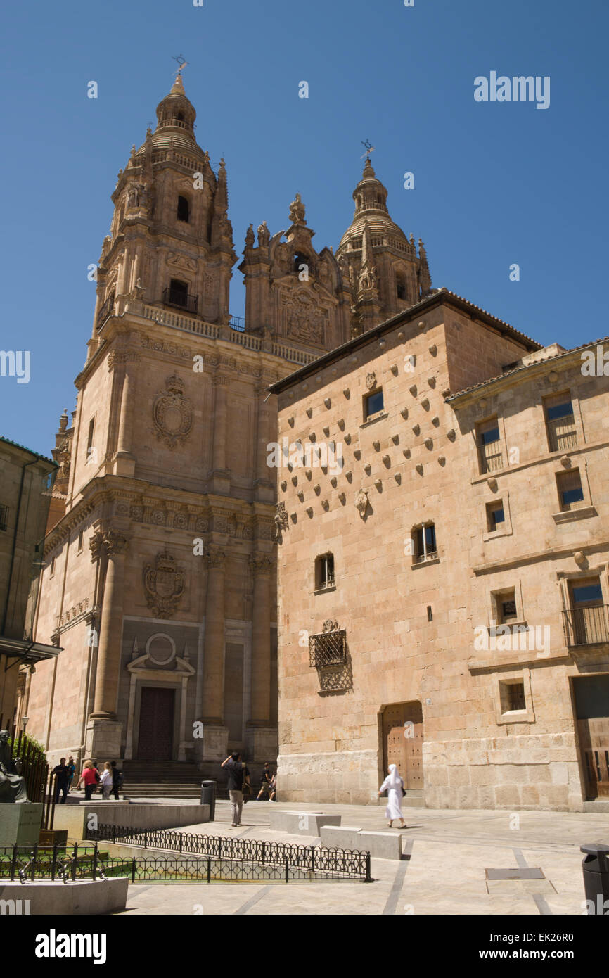 Casa de las Conchas en face de l'Université pontificale de Salamanque, Espagne Banque D'Images