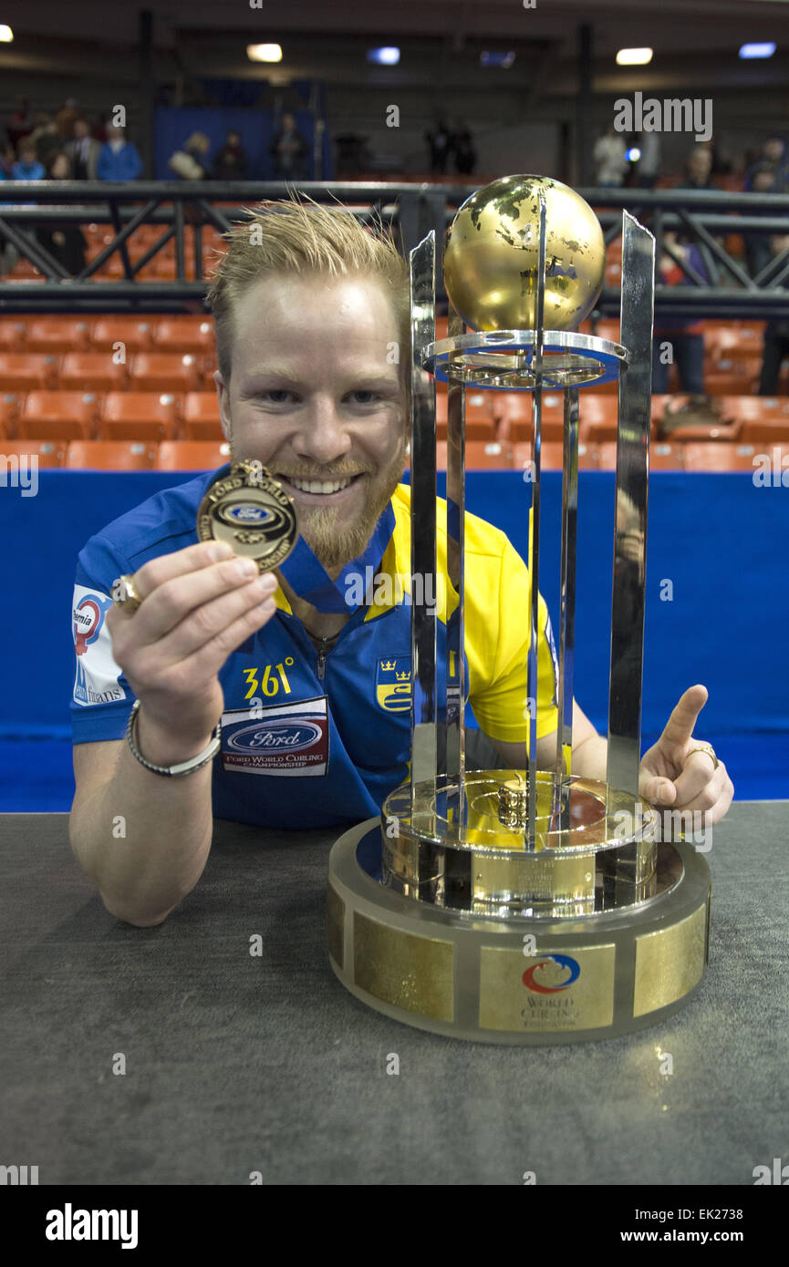 Halifax, Nouvelle-Écosse, Canada. 3e oct, 2013. NIKLAS EDIN équipe Suède skip to célèbre remportant la médaille d'or au Championnat mondial Ford 2015 de curling féminin à la Banque Scotia Centre à Halifax. © Allan Zilkowsky/ZUMA/Alamy Fil Live News Banque D'Images