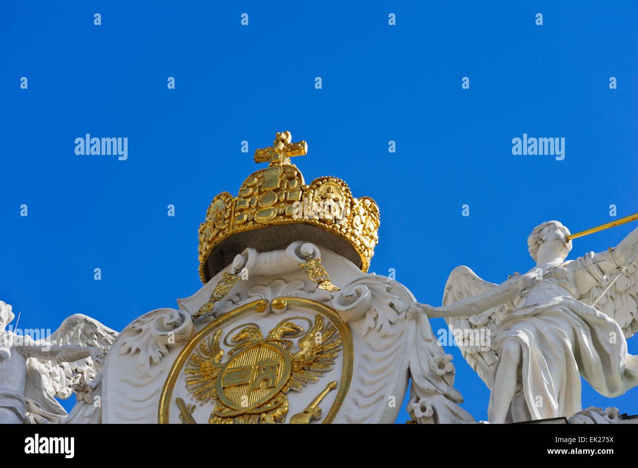 Sculptures sur le dessus de la façade sur l'aile (Reichskanzleitrakt Chancellerie Impériale) à la Hofburg, Vienne, Autriche. Banque D'Images