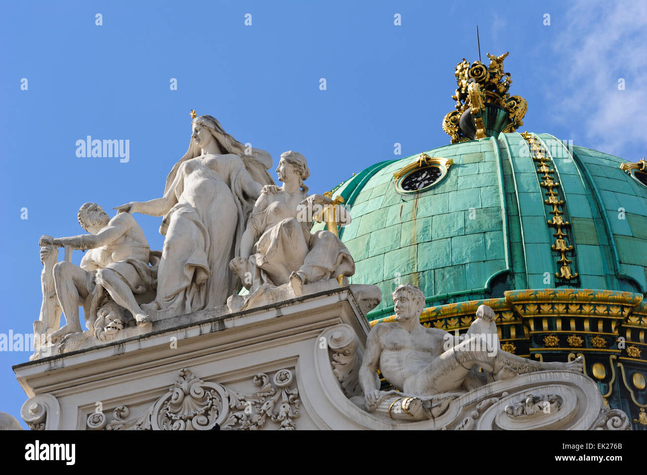 Sculptures sur le dessus de la façade sur l'aile (Reichskanzleitrakt Chancellerie Impériale) à la Hofburg, Vienne, Autriche. Banque D'Images