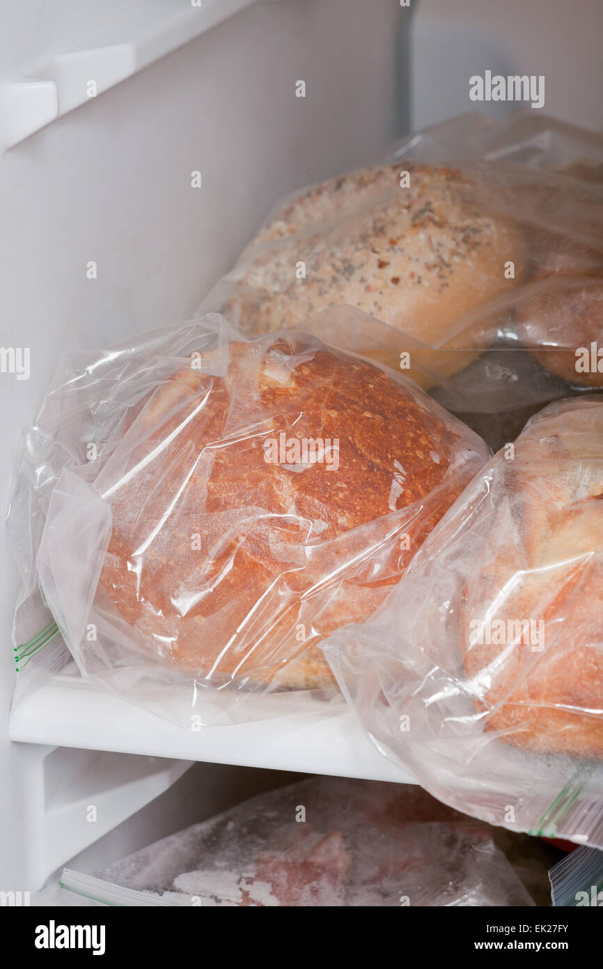 Variété de pains maison étant conservés dans des sacs à congélation dans un réfrigérateur congélateur Banque D'Images