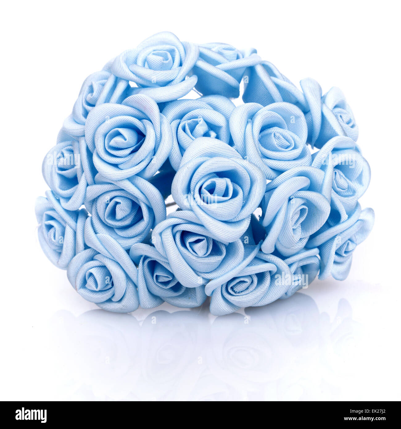 Bouquet de roses artificielles bleu sur fond blanc Banque D'Images