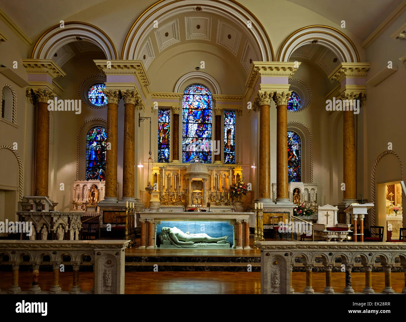 Autel de l'église des Carmélites de sainte Thérèse, carmélite, à Dublin en Irlande, en montrant le Christ couché la figure. Banque D'Images