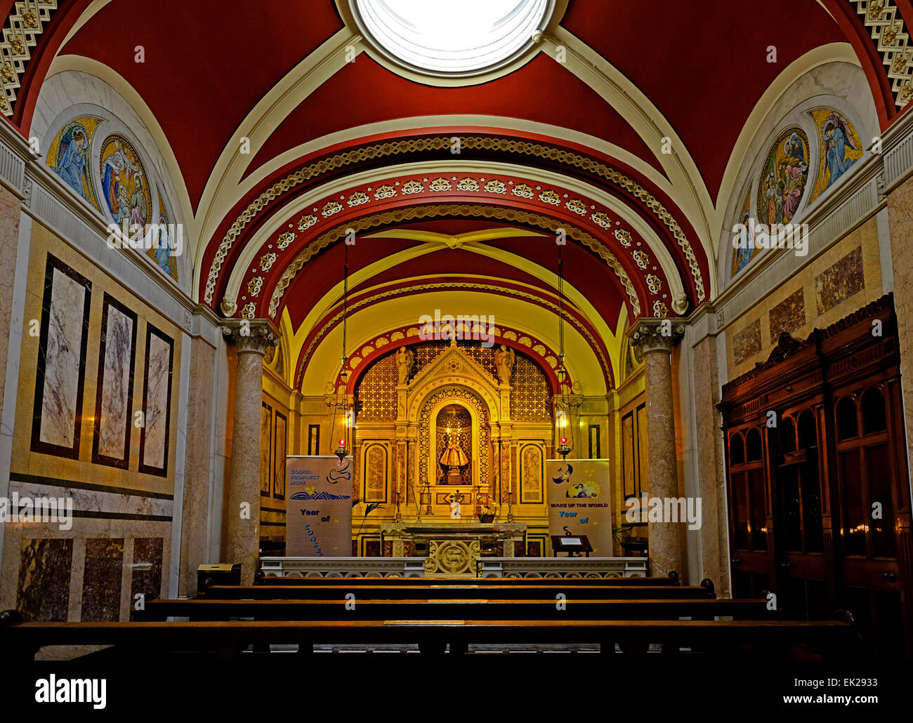 Autel latéral affichant l'Enfant Jésus de Prague l'icône dans l'église Sainte Thérèse Carmélite Clarendon Street Dublin, Irlande Banque D'Images