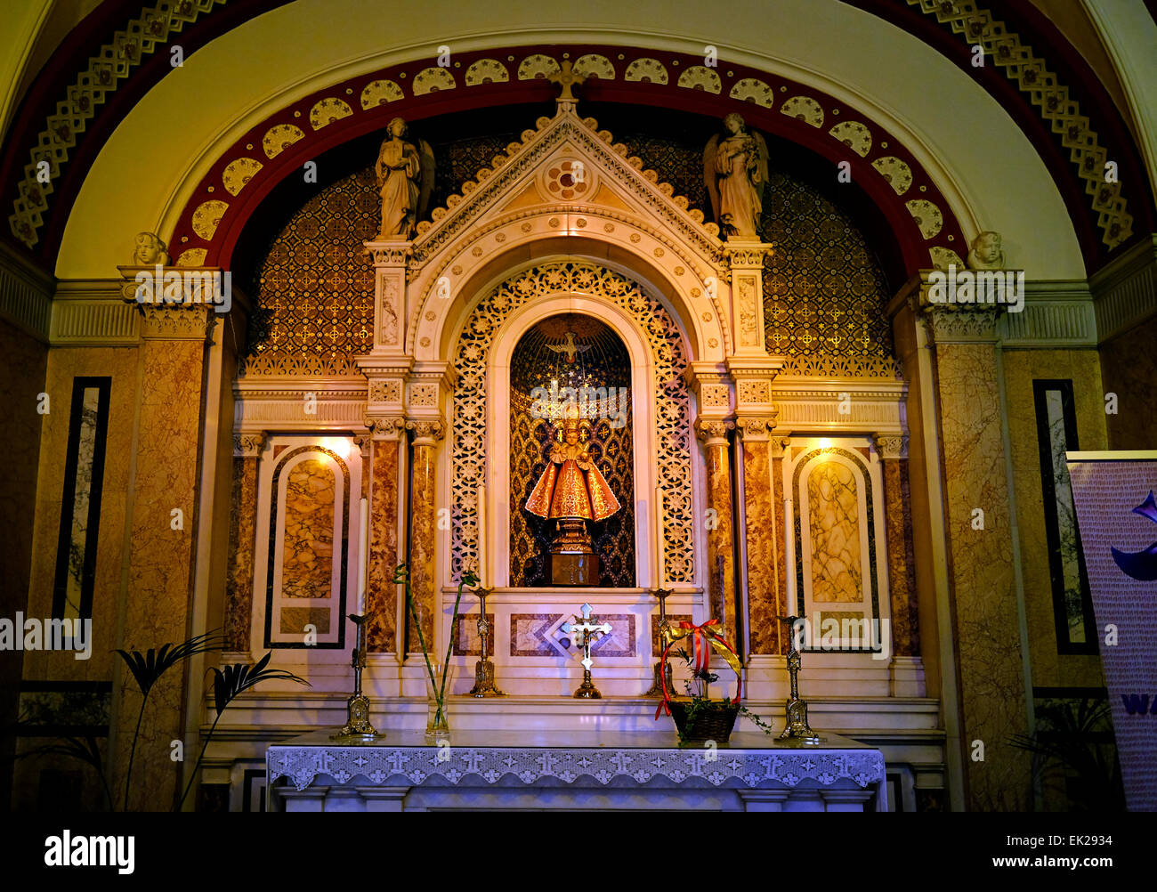 Autel latéral affichant l'Enfant Jésus de Prague l'icône dans l'église Sainte Thérèse Carmélite Clarendon Street Dublin, Irlande Banque D'Images