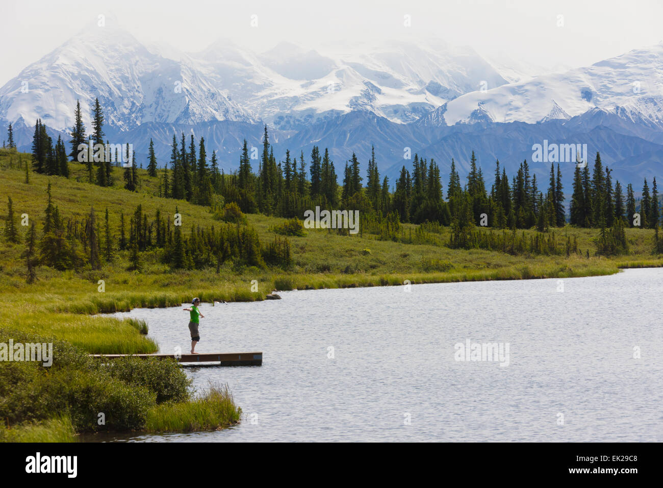 Canoë sur l'étonnant lac, le mont McKinley dans la distance, Denali National Park, Alaska, USA Banque D'Images