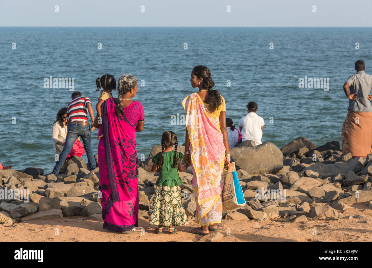 Famille d'Indiens locaux sur la plage à Pondichéry, ou Puducherry, Tamil Nadu, Inde du sud Banque D'Images
