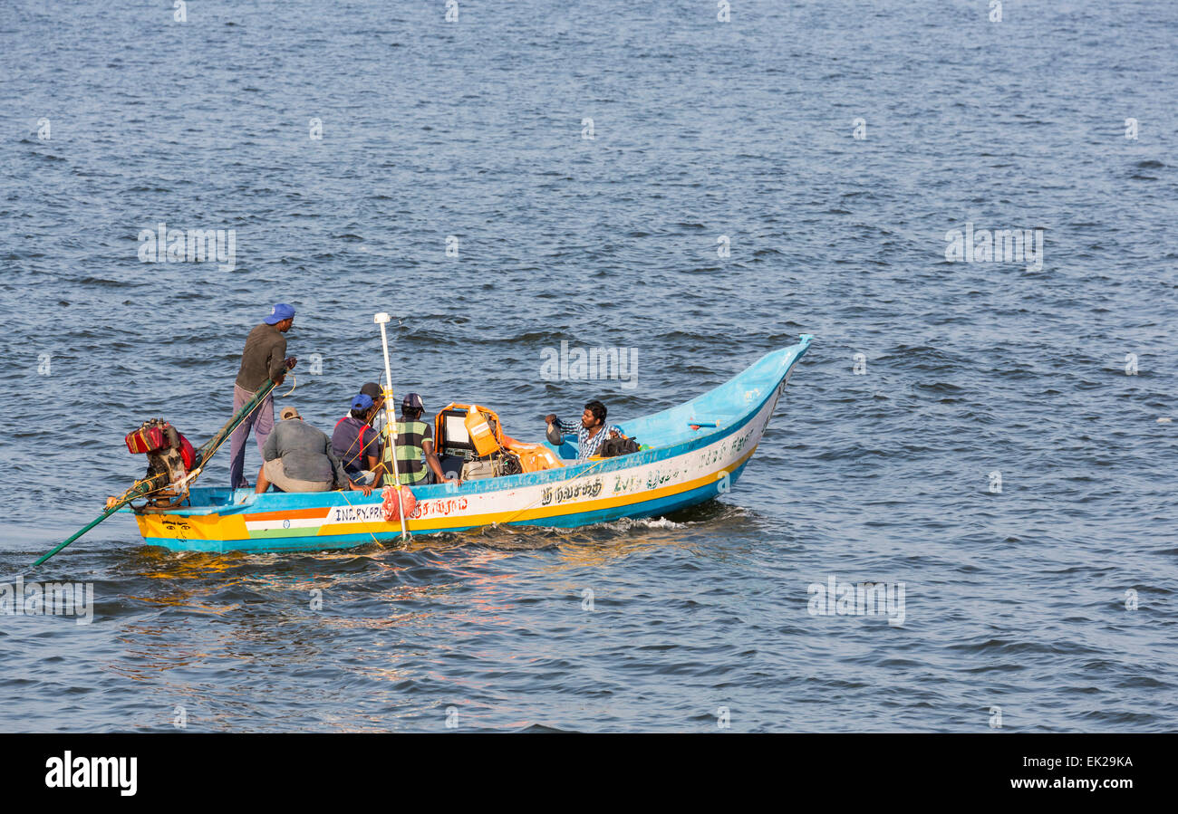 Les pêcheurs locaux dans un bateau de couleur vive, Pondichéry, ou Puducherry, Tamil Nadu, Inde du sud Banque D'Images