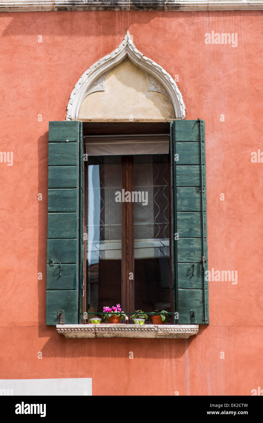Fenêtre avec fleurs, Venise Banque D'Images