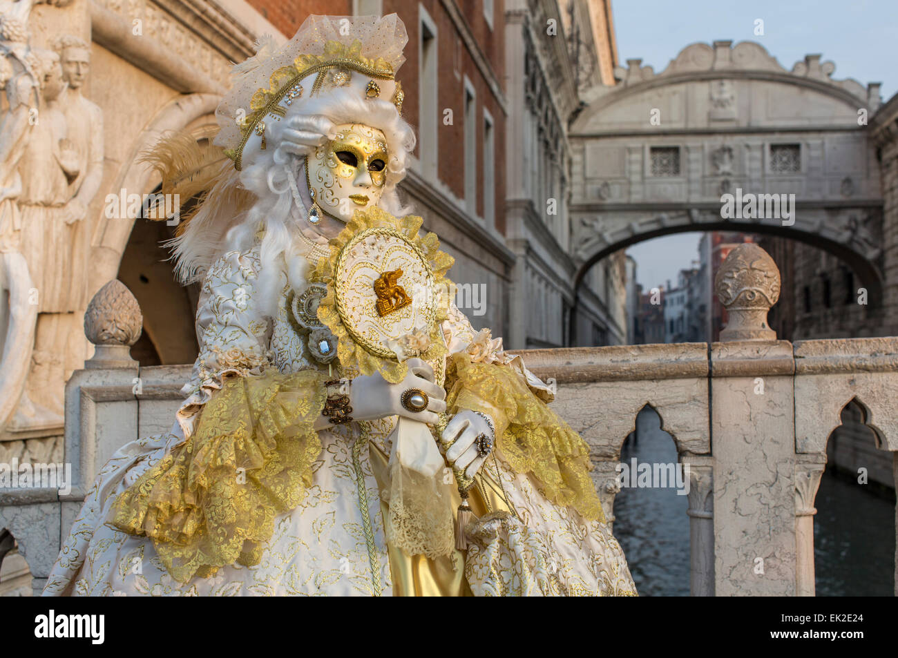 Femme en costume et un masque de carnaval, Venise, Italie Banque D'Images