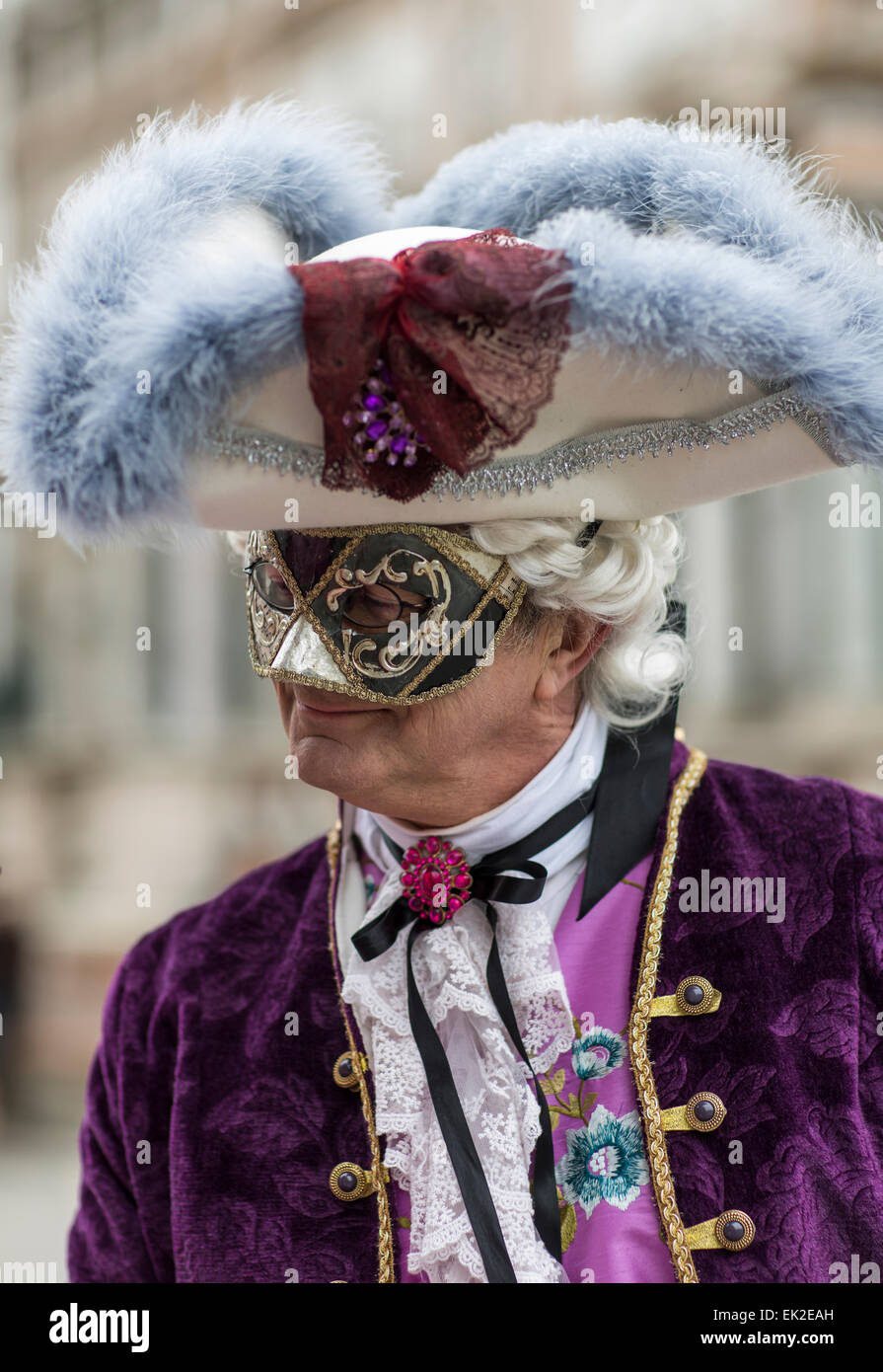 L'homme en costume et masque de carnaval, Venise, Italie Banque D'Images