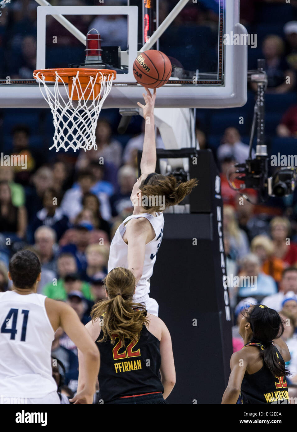 Tampa, FL, USA. 5ème apr 2015. Connecticut Huskies Breanna Stewart # 30 de l'avant avec la layup au second semestre au cours de la NCAA avec quatre finales du Maryland à Amalie Arena à Tampa en Floride. Credit : csm/Alamy Live News Banque D'Images